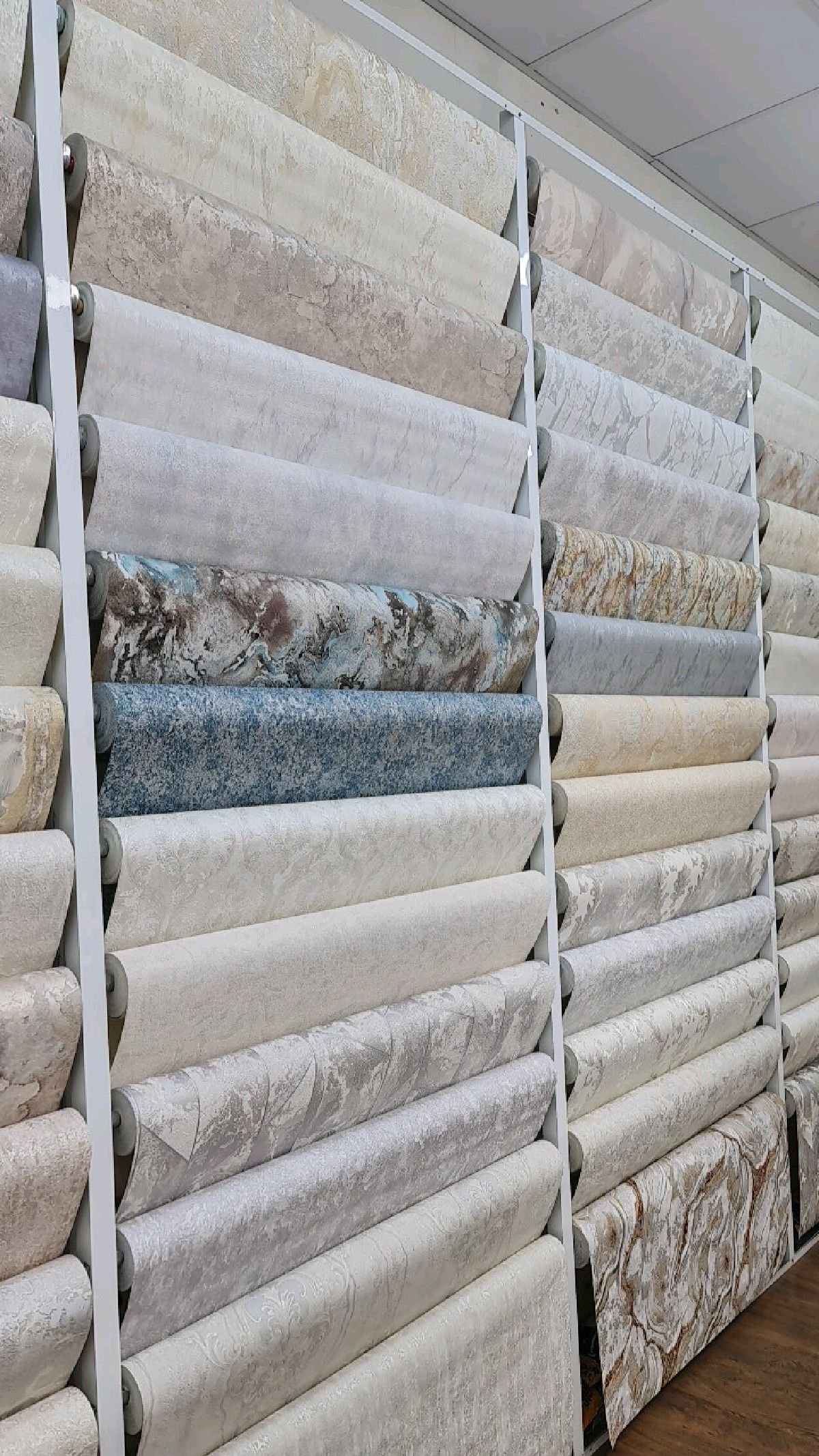 Pekerjaan Wallpaper dan Pengecatan Interior Rumah Tinggal Blitar