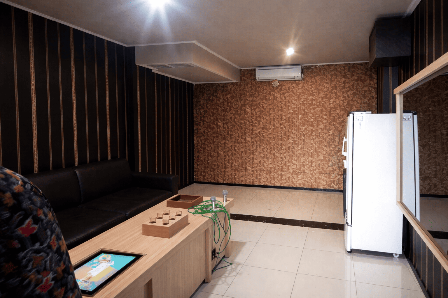 Pemasangan Wallpaper Kamar Modern di Blitar foto 2